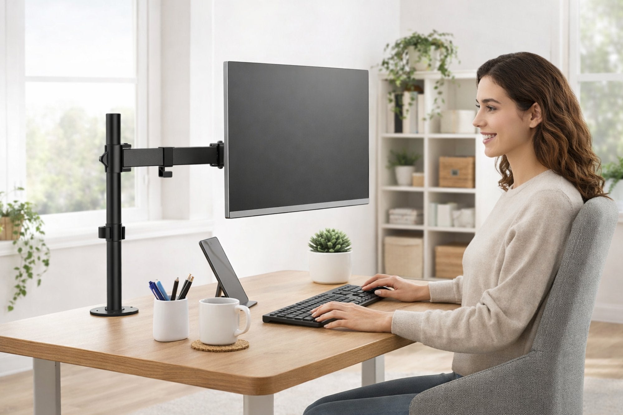 Suport monitor reglabil VGSOLID AC12 – Suportă ecrane de 17–32″, VESA 75×75 / 100×100, capacitate 0–9 kg, înclinare ±45°, rotație 360° – Montare pe birou, Negru